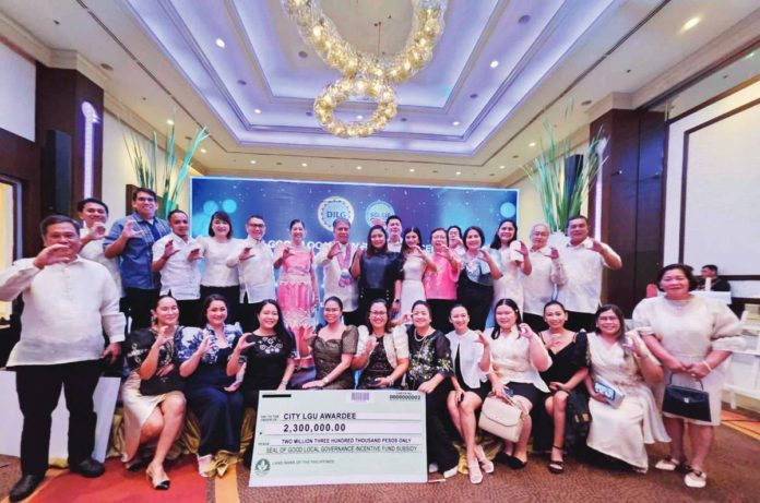 Cadiz_resized Cadiz City officials and department heads led by Mayor Salvador Escalante, Jr. present the symbolic check worth P2.3 million as their prize as one of this year's seal of good local governance awardees nationwide. BILIS CADIZ/FACEBOOK