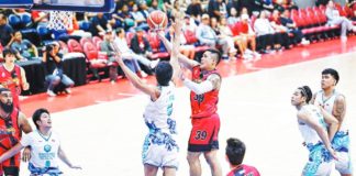 Ilonggo Jericho Cruz of San Miguel Beermen attempts a basket against the defense of Phoenix Super LPG Fuel Masters’ Chris Lalata. PBA PHOTO