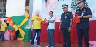 A ceremonial distribution of gift packs to representatives of the different dormitories inside the Iloilo District Jail in Barangay Nanga, Pototan town was held on Dec. 23. BALITA HALIN SA KAPITOLYO