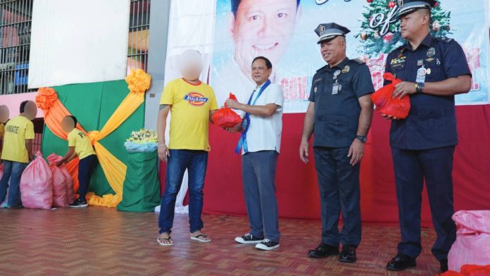 PDLs_resized A ceremonial distribution of gift packs to representatives of the different dormitories inside the Iloilo District Jail in Barangay Nanga, Pototan town was held on Dec. 23. BALITA HALIN SA KAPITOLYO
