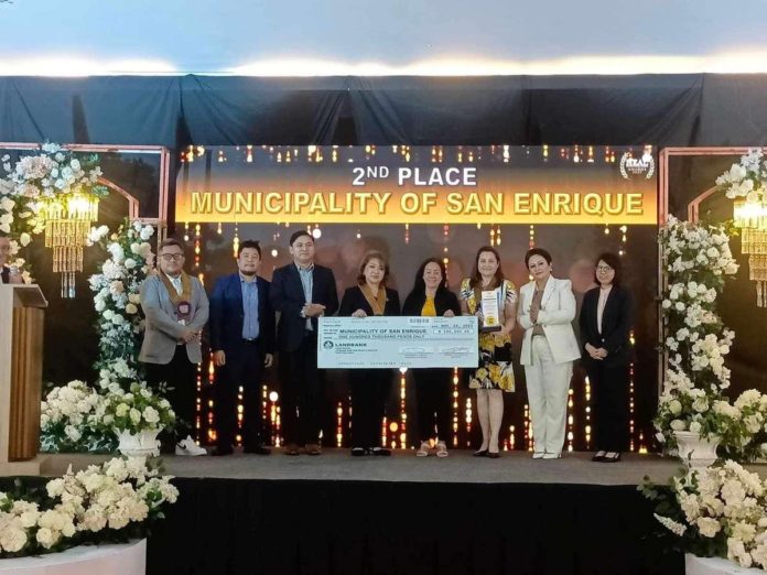 The town of San Enrique was awarded second top performing local government unit in the achievement of key result areas on Local Health System – Maturity Level (LHS-ML) for Universal Health Care in the province for 2022. Photo shows (from left) Dr. Rodney Labis and Dr. Wendel Tupas Marcelo of Iloilo Provincial Health Office (IPHO); Director Dr. Azucena Dayanghirang of National Nutrition Council; Mayor Rosario Mediatrix Fernandez of San Enrique, and IPHO head Dr. Maria Socorro Colmenares-Quinon. DR. MARIA SOCORRO COLMENARES-QUINON FB PHOTO