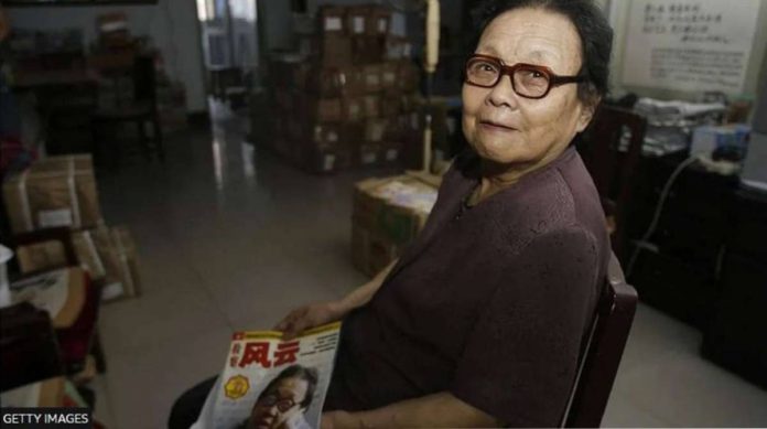china.JPG_resized Dr. Gao Yaojie holds a magazine which features her in the cover. She refused to keep quiet about the spread of HIV in China. GETTY IMAGES