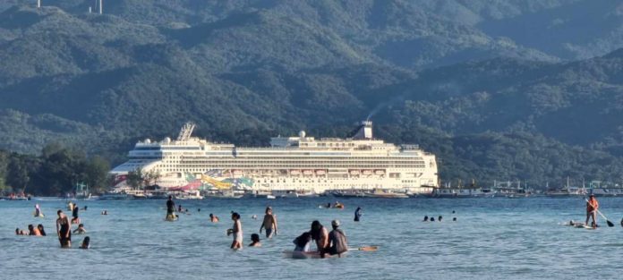 cruise hub The MV Norwegian Jewel Cruise Ship, carrying around 1,600 passengers, according to the Malay Tourism Office, made a port call on Boracay Island in Malay, Aklan, in November this year. PN FILE PHOTO