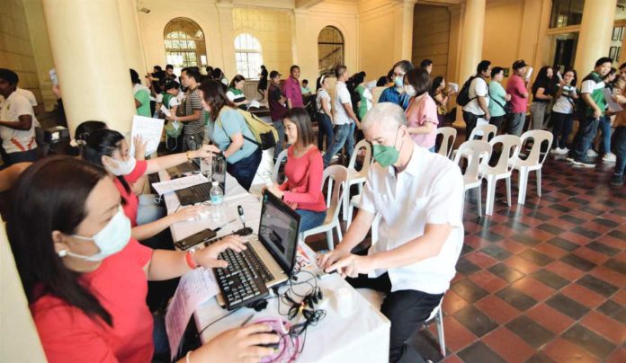 drug_test_resized Negros Occidental provincial government officials and employees led by Gov. Eugenio Jose Lacson underwent mandatory drug testing on Monday, Dec. 11. NEGROS OCCIDENTAL PROV’L GOV’T PHOTO