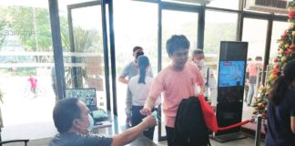 Iloilo City Hall employees and visitors are strongly advised to wear facemasks again. Photo shows a city hall security guard handing out a facemask to a visitor. GLENDA TAYONA PHOTO