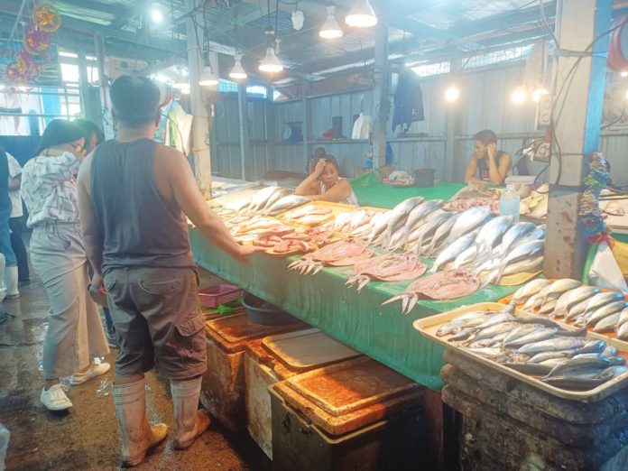 fish_supply_resized Bangus prices at the Iloilo Central Market range from P180 to P240 per kilo. AJ PALCULLO/PN