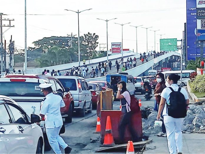 flyover_CEDRICK_ANONA_resized Traffic congestion has driven commuters to forcibly open the closed half-a-kilometer-long Ungka flyover and walk through it on Feb. 6, 2023. CEDRICK ANONA PHOTO
