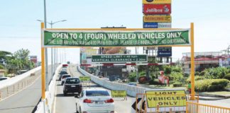 An inner lane of the Ungka flyover was made accessible to vehicles past its regulated two-hour open schedule (6 a.m. to 8 a.m.) on Monday, Dec. 4, despite no order from the Department of Public Works and Highways Region 6. AJ PALCULLO/PN