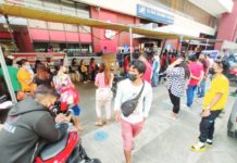 People wear facemasks in front of the Social Security System in Iloilo City in this file photo. With the rise in pneumonia cases in the country, the Department of Health advised the public to wear facemasks or just stay home if they have symptoms such as fever, cough and colds. PN PHOTO