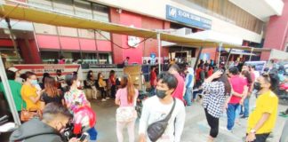 People wear facemasks in front of the Social Security System in Iloilo City in this file photo. With the rise in pneumonia cases in the country, the Department of Health advised the public to wear facemasks or just stay home if they have symptoms such as fever, cough and colds. PN PHOTO