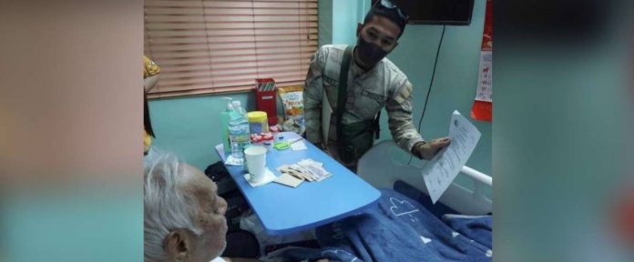 inmate.JPG_superimposed The Bureau of Corrections presents to 86-year-old Rimberto Salvanera his release order while he is confined at the National Kidney and Transplant institute on Dec. 27, 2023. PHOTO FROM BUCOR