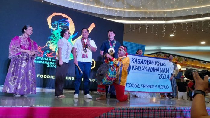 Gov. Arthur Defensor Jr. leads the official launching of the “Kasadyahan sa Kabanwahanan” of Dinagyang Festival 2024 at SM City Iloilo on Wednesday, Dec. 13. BALITA HALIN SA KAPITOLYO PHOTO