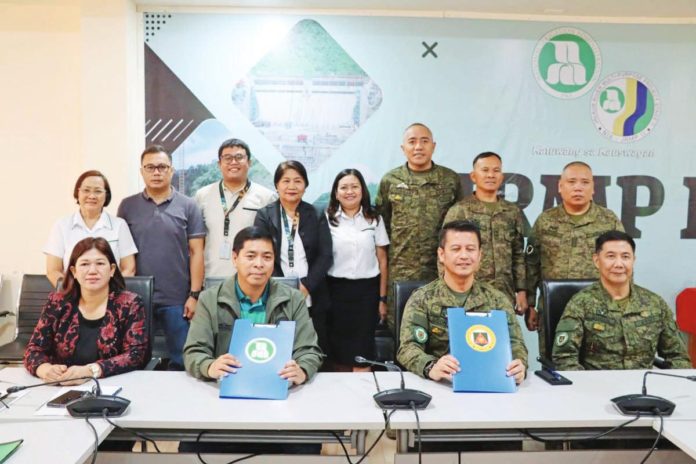 mega_dam_security_resized Enhanced partnership between the National lrrigation Administration (NIA) Region 6 and the Philippine Army’s 3rd Infantry Division was secured through the signing of a memorandum of agreement. The partnership aims to further strengthen peace and security in the project sites of the Jalaur River Multi-Purpose Project Stage II in Calinog, Iloilo. NIA-6 PHOTO