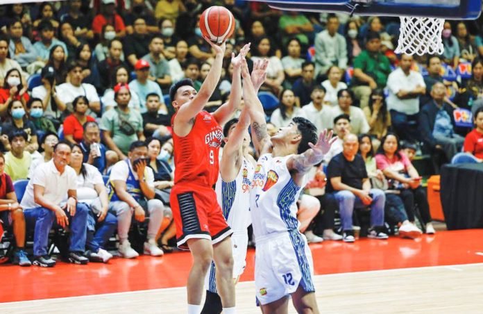 pba_resized Barangay Ginebra San Miguel Kings’ Earl Scottie Thompson pulls up for a basket against the defense of TNT Tropang Giga’s Glenn Khobuntin. PBA PHOTO