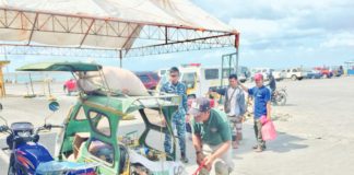 Personnel of the Philippine Drug Enforcement Agency Region 6 conduct random paneling, profiling, and K9 inspection at the seaport in Barangay Sapao, Dumangas, Iloilo. PDEA REGION VI FB PHOTO
