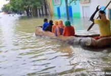 Somalia El Niño floods cause a million people to flee homes Following heavy rains people used boats to get around the Somali town of Bardere. AHMED SALIHI PHOTO