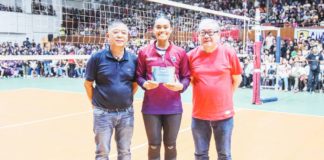 Ilongga Aduke Ogunsanya of Choco Mucho Flying Titans receive a plaque of appreciation from Gametime Sports’ Rodolfo Go Villaruz. PHOTO COURTESY OF PV
