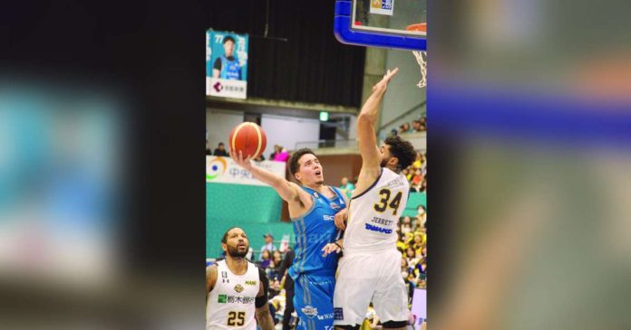 Kyoto Hannaryz’s Matthew Wright goes for an inside basket. PHOTO COURTESY OF MINA