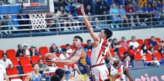 Magnolia Chicken Timplados Hotshots’ Ian Sangalang eludes the defense of San Miguel Beermen’s Allyn Bulanadi for an inside attempt. PBA PHOTO