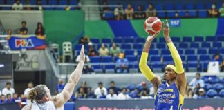 Magnolia Chicken Timplados Hotshots’ Rafael Reavis pulls up for a basket against the defense of Terrafirma Dyip’s Thomas De Thaey. PBA PHOTO