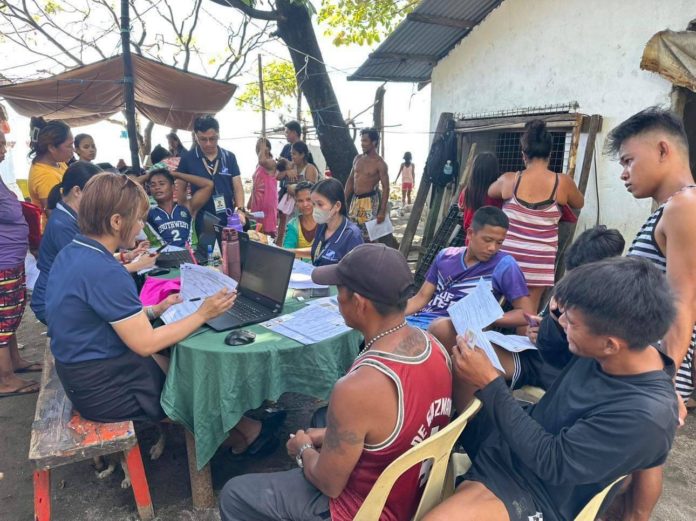 sss-zambales SSS Olongapo Branch personnel assist fisherfolk with their registration and various concerns about SSS during the conduct of the SSS e Wheels program in Cawag, Subic, Zambales last October 26, 2023.