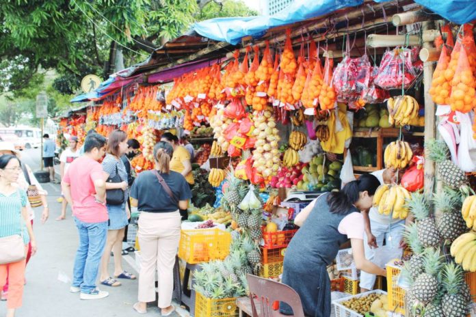 vendors_pic.JPG_resized Seasonal sidewalk vending in Iloilo City is only until midnight on Dec. 31. Vendors are reminded to remain in designated areas to ensure safety and order on the city streets. Photo shows fruit vendors in Jaro Plaza (Pius XII side). AJ PALCULLO/PN