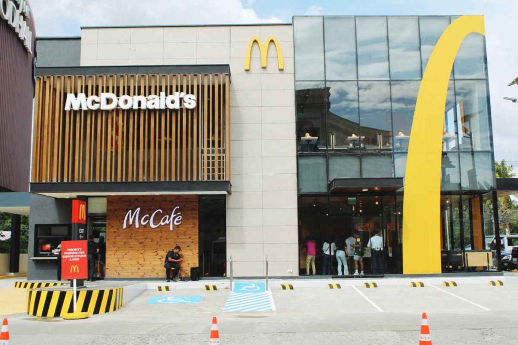McDonald’s Iloilo Business Park’s overall design follows the Ray Palette concept, the fast food giant’s signature global design scheme standard that emphasizes space and lighting.