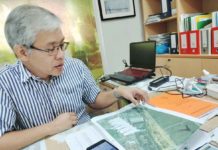 Engr. Loben Ceballos, officer-in-charge of the City Engineering Office, presents the proposed two-hectare site plan in preparation for the development projects in Bacolod City. MAE SINGUAY/PN
