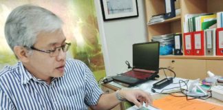 Engr. Loben Ceballos, officer-in-charge of the City Engineering Office, presents the proposed two-hectare site plan in preparation for the development projects in Bacolod City. MAE SINGUAY/PN