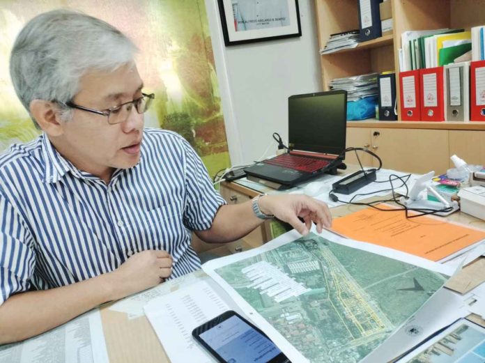Engr. Loben Ceballos, officer-in-charge of the City Engineering Office, presents the proposed two-hectare site plan in preparation for the development projects in Bacolod City. MAE SINGUAY/PN