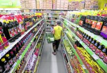 BMI sees continued growth in consumer spending A consumer does the grocery shopping at a local grocery store. File photo by MARIANNE BERMUDEZ / Philippine Daily Inquirer