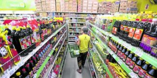 A consumer does the grocery shopping at a local grocery store. File photo by MARIANNE BERMUDEZ / Philippine Daily Inquirer