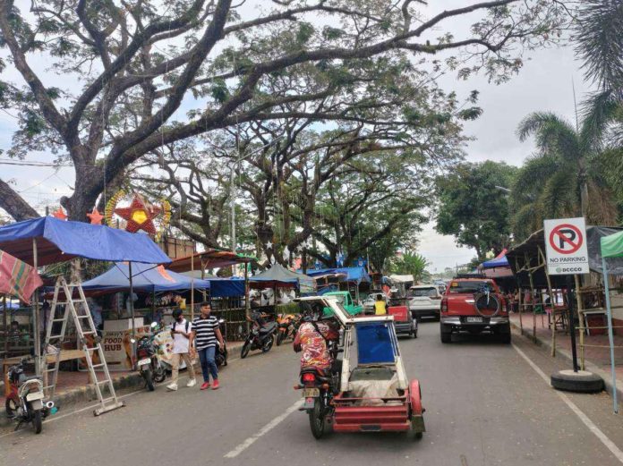 The streets of Kabankalan City in Negros Occidental are filled with food kiosks as they celebrate the 48th Sinulog Festival. Mayor Benjie Miranda said on Jan. 12 that the winning tribe will receive P2 million worth of projects and a P120,000 cash prize. MAE SINGUAY/PN