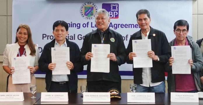 Palawan Loan Signing (1) Shown during the loan agreement signing between DBP and the Provincial Government of Palawan are (from left): DBP Puerto Princesa Lending Center Acting Head Sara Jane Nacion-De Leon, DBP Senior Vice President Daniel Gonzales, Palawan Governor Dennis Socrates, Palawan Vice Governor Leoncio Ola, and Palawan Provincial Treasurer Elino Mondragon.