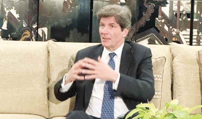 US_urges_PH_resized US Undersecretary of State Jose Fernandez speaks to the media at the US Ambassador's residence in Makati City on Tuesday, Jan. 30. JP SORIANO/GMA INTEGRATED NEWS