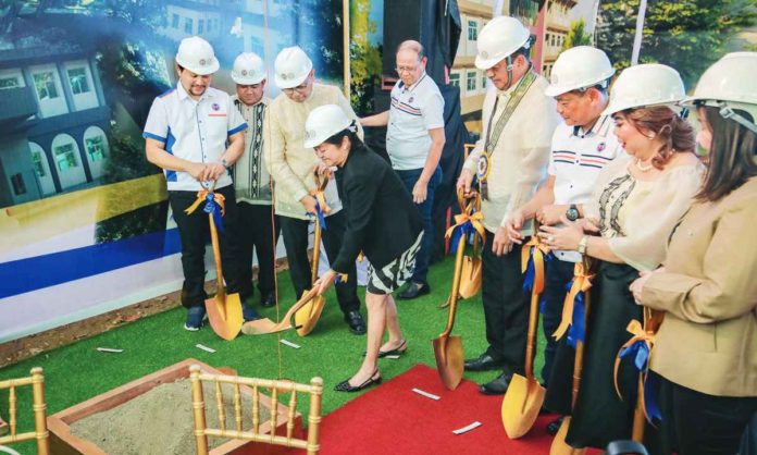 WVSU_resized First Lady Louise “Liza” Araneta-Marcos, instrumental in the funding support for the construction of the College Law building of West Visayas State University, leads the groundbreaking of the project on Thursday, Jan. 25. CONG. JULIENNE “JAM” BARONDA / FACEBOOK