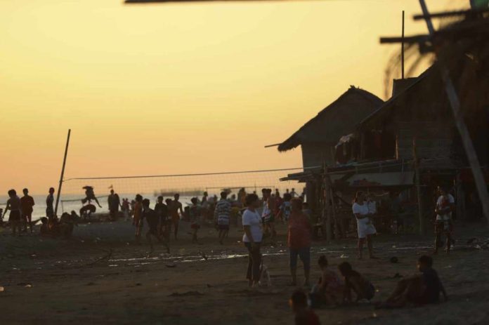 arevalo_pic_resized Residents of Barangay Calaparan, Arevalo, Iloilo City stay along the coastlines while waiting for power to be restored on Jan. 5, 2024. In a news forum on Saturday, Jan. 6, Energy Regulatory Commission chairperson Monalisa Dimalanta said power plant operators, not just the National Grid Corporation of the Philippines, may also be held accountable for the massive power outage in Western Visayas. ILOILO CITY MAYOR’S OFFICE PHOTO