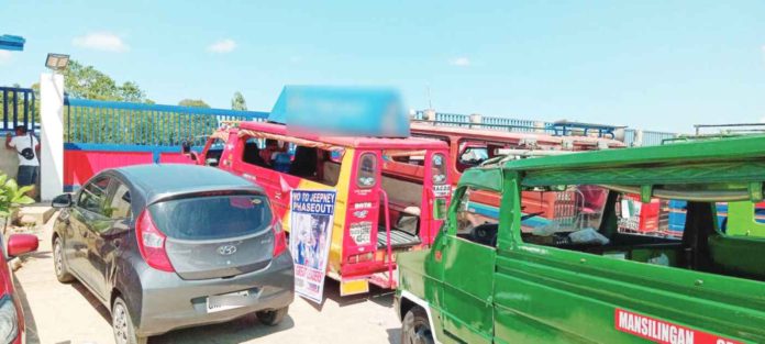 bacod_lto_resized Traditional public utility jeepney operators in Bacolod City blocked the main gate of the Land Transportation Office (LTO) as part of their ongoing protest over the modernization program. DGB/WATCHMEN DAILY JOURNAL