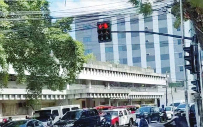 The new traffic signal lights along the North Capitol Road in Bacolod City during its test operation in the first week of January 2024. Traffic lights equipped with radar sensor technology are to be fully operational in the initial three main intersections of the city this week. CONTRIBUTED PHOTO COURTESY OF PNA