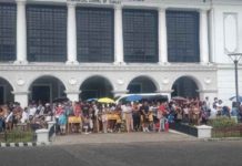 Spectators troop to the second Dinagyang Festival judging area, particularly in front of the Casa Real de Iloilo, during the opening salvo on Friday, Jan. 12. IME SORNITO/PN