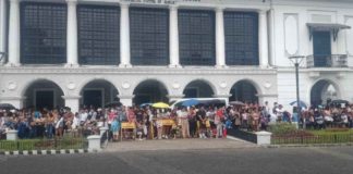 Spectators troop to the second Dinagyang Festival judging area, particularly in front of the Casa Real de Iloilo, during the opening salvo on Friday, Jan. 12. IME SORNITO/PN
