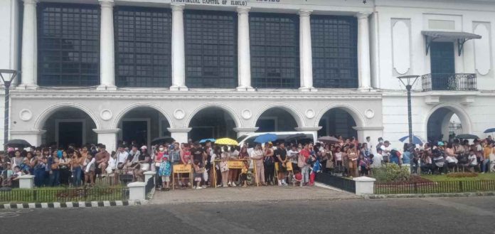 casa real pic Spectators troop to the second Dinagyang Festival judging area, particularly in front of the Casa Real de Iloilo, during the opening salvo on Friday, Jan. 12. IME SORNITO/PN