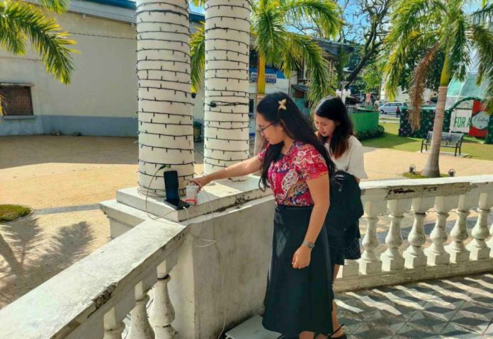 charging stations Students charge their gadgets at a charging station in Jaro Plaza band stand. ILOILO CITY MAYOR’S OFFICE PHOTO