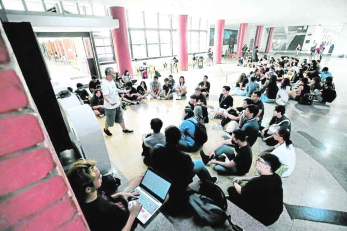 college_resized College students at the lobby of Palma Hall at the University of the Philippines in Diliman, Quezon City. INQUIRER FILE PHOTO