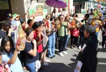 Devotees carry Sto. Niño images of varying sizes and have them blessed during yesterday’s religious motorcade around Iloilo City. AJ PALCULLO/PN