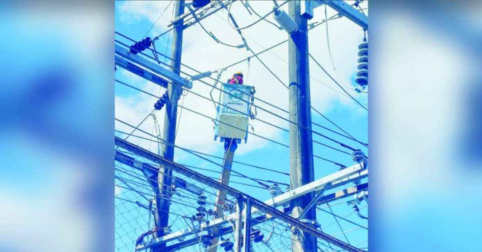 front pic_superimposed MORE Electric and Power Corporation (MORE Power) announced an unscheduled power interruption in all of its power substations around 3 p.m. on Tuesday, Jan. 2. File photo shows a member of the line team of MORE Power doing the repair works following an unexpected power interruption. MORE POWER PHOTO