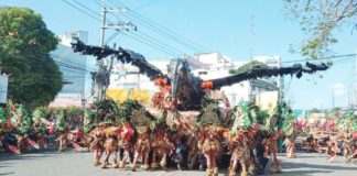 Tribu Silak’s “crow” prop exceeded the size limit by over three feet, resulting in massive point deductions. The Iloilo Festivals Foundation, Inc. tribes competition committee set a cap on the size of moving props – 12 feet in height and 10 feet in depth. IME SORNITO/PN