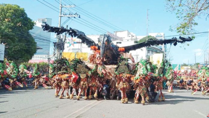 Tribu Silak’s “crow” prop exceeded the size limit by over three feet, resulting in massive point deductions. The Iloilo Festivals Foundation, Inc. tribes competition committee set a cap on the size of moving props – 12 feet in height and 10 feet in depth. IME SORNITO/PN