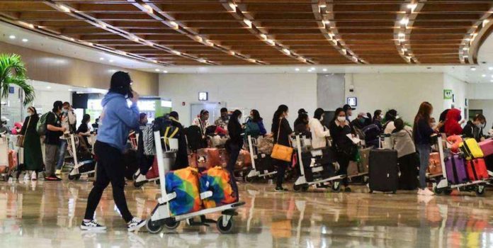 intl_arrivals.JPG_resized Passengers arrive at the Ninoy Aquino International Airport Terminal 1 in Pasay City. MARK DEMAYO/ABS-CBN NEWS/FILE PHOTO