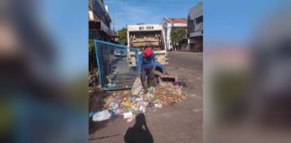The IPM-Construction and Development Corporation has won another bid to provide Bacolod City with environmental and sanitary services. Photo above shows personnel of the firm hauling garbage in Barangay 29 last week. BARANGAY 29 / FACEBOOK